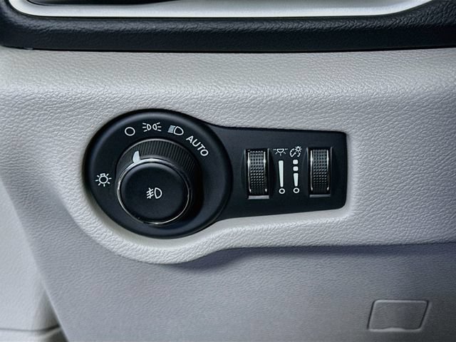 Used 2023 Chrysler Pacifica Touring-L FWD image 11