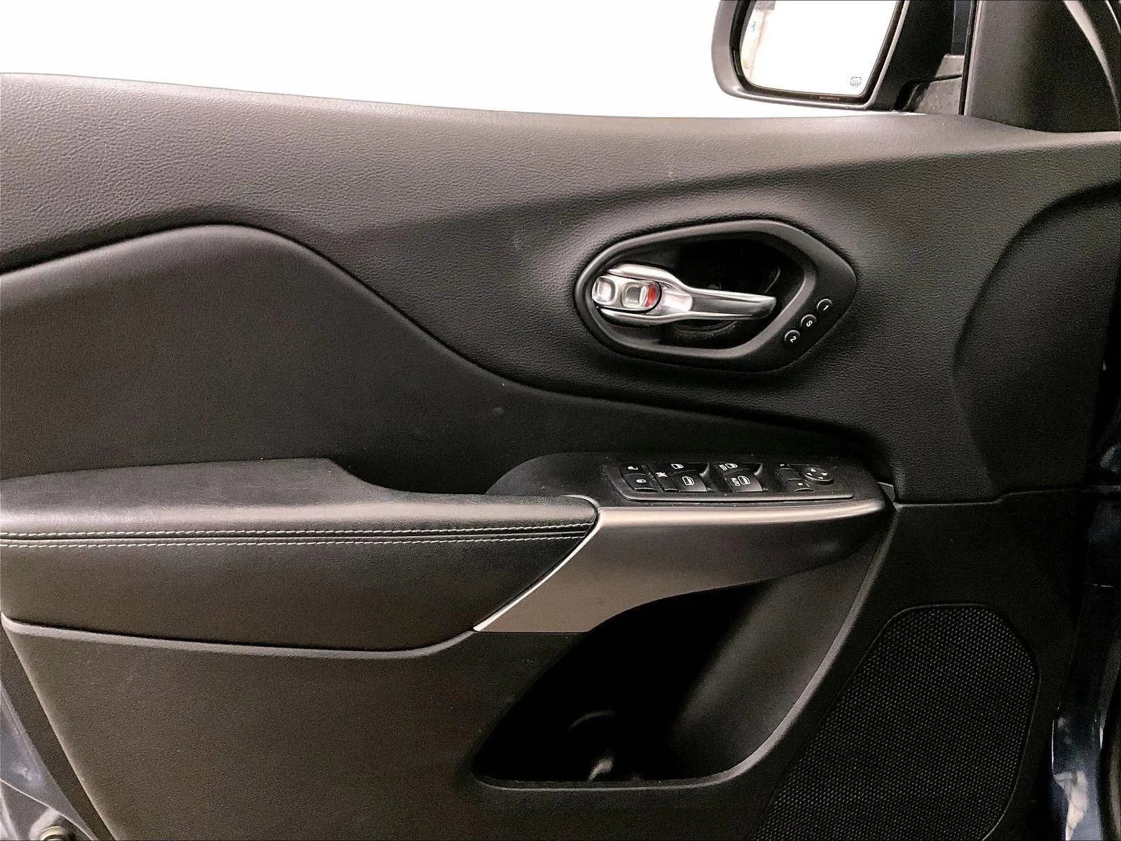 Used 2019 Jeep Cherokee Limited image 22