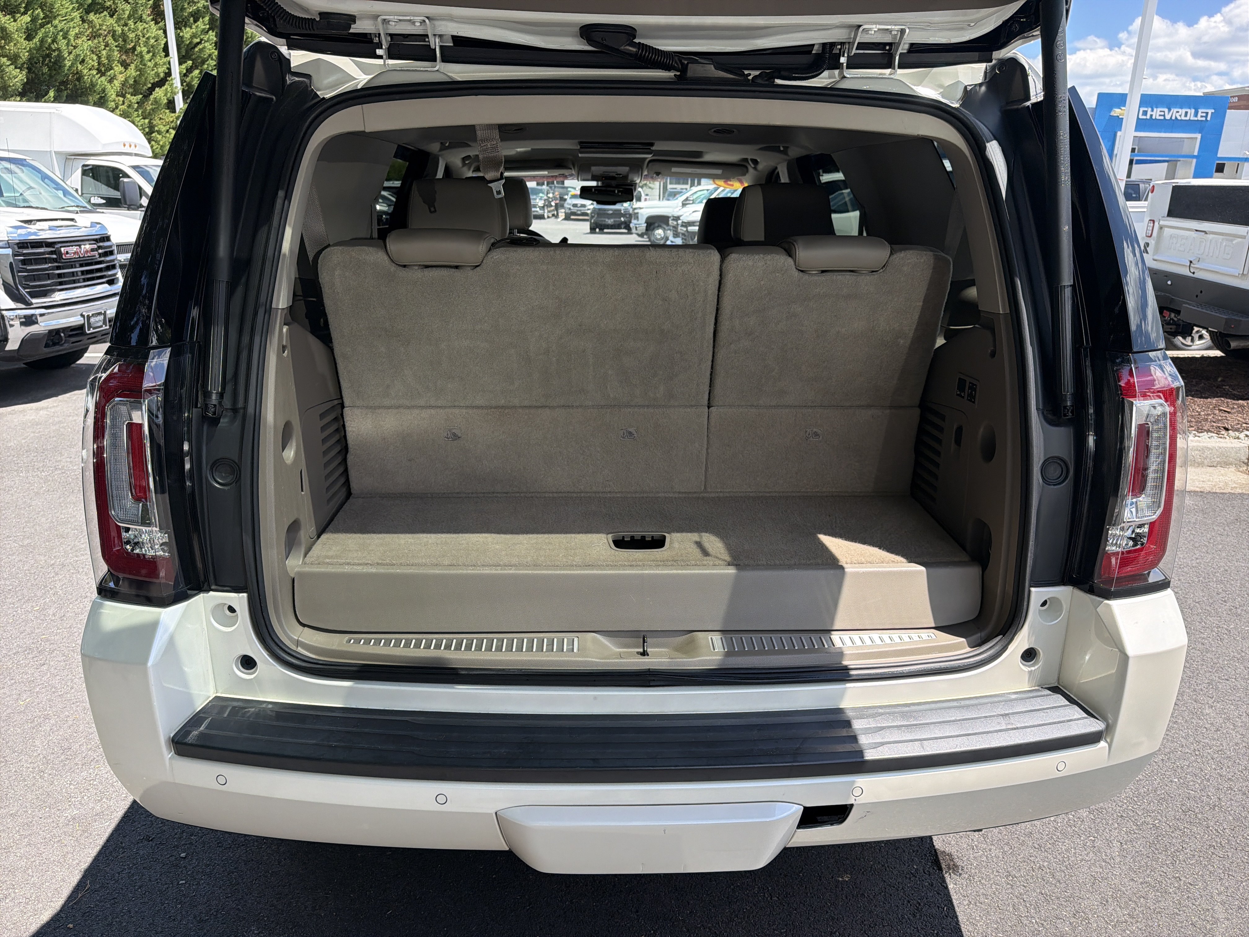 Used 2015 GMC Yukon SLT w/ Open Road Package AWD/4WD image 34