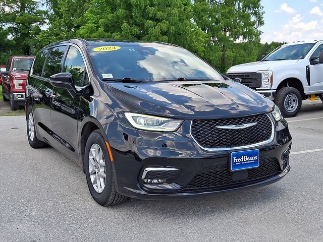 Used 2024 Chrysler Pacifica Touring-L FWD image 2
