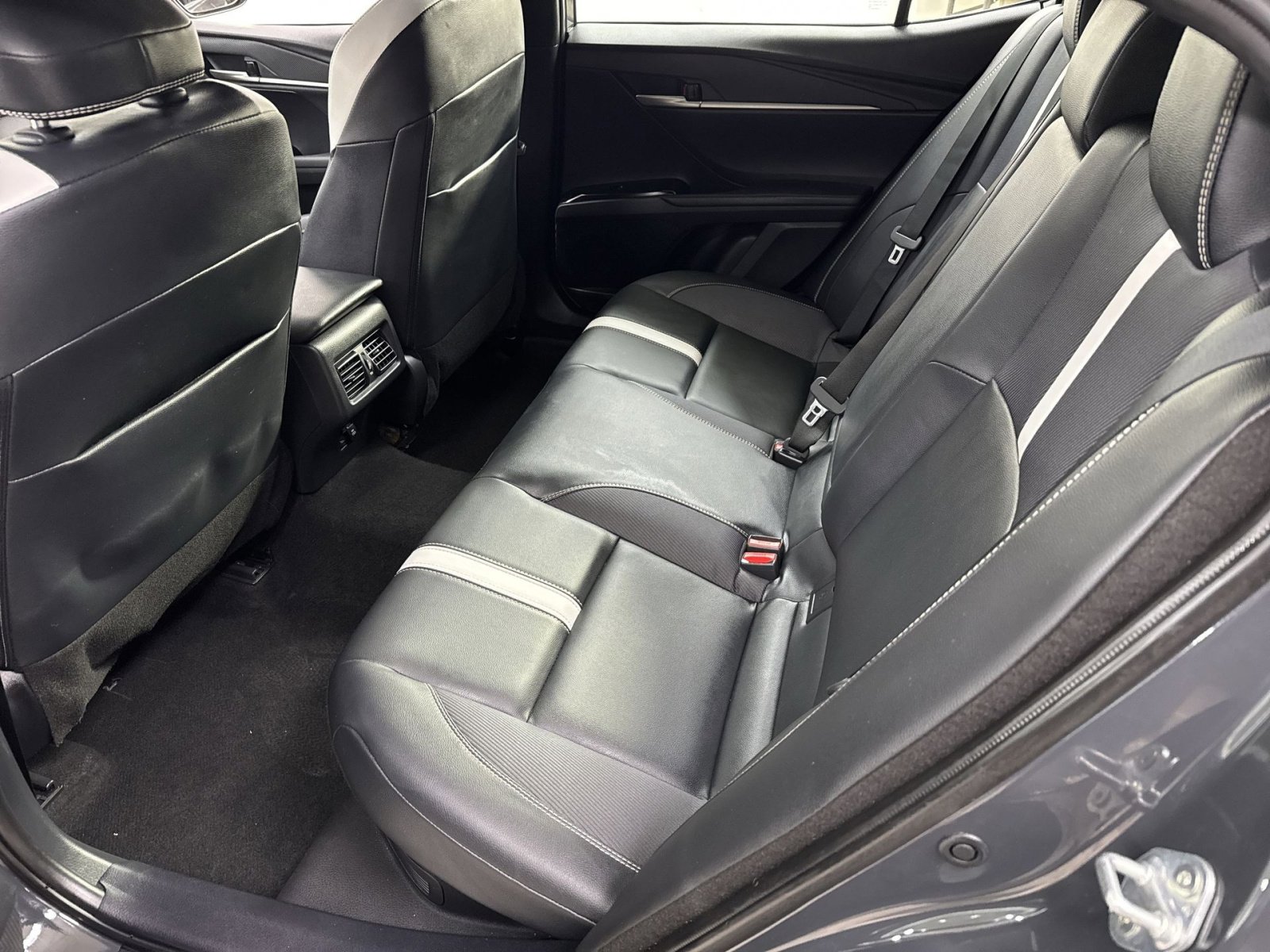 Used 2025 Toyota Camry SE w/ Convenience Package image 27