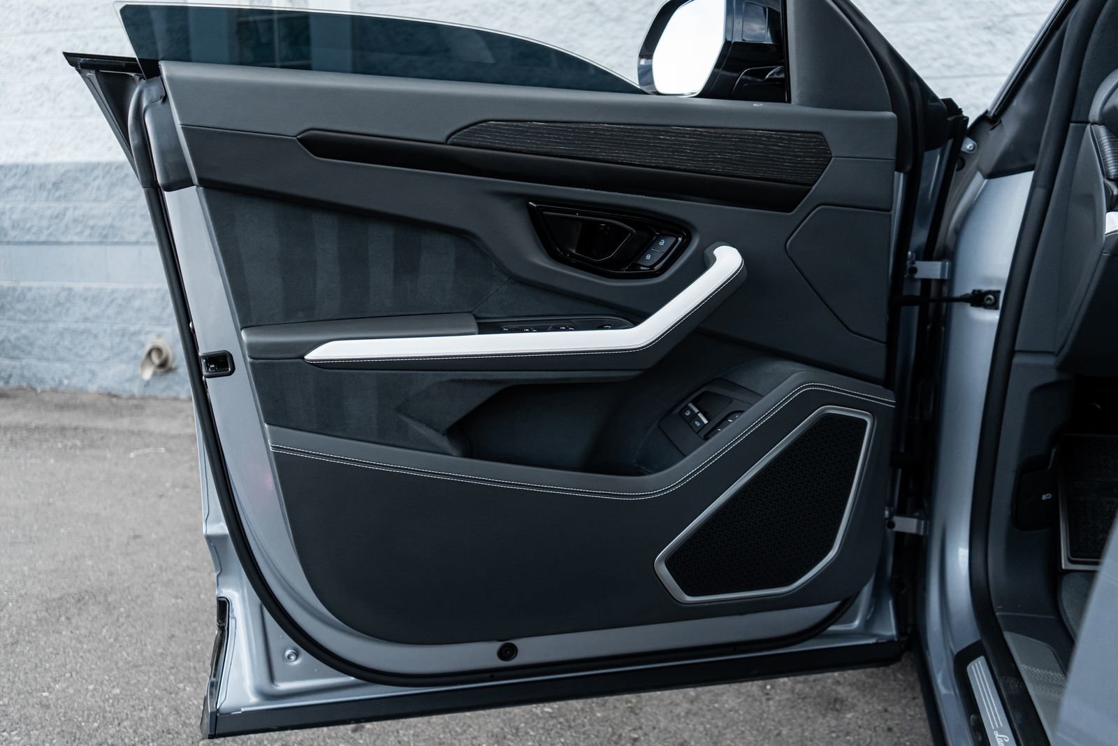 Used 2025 Lamborghini Urus SE image 24