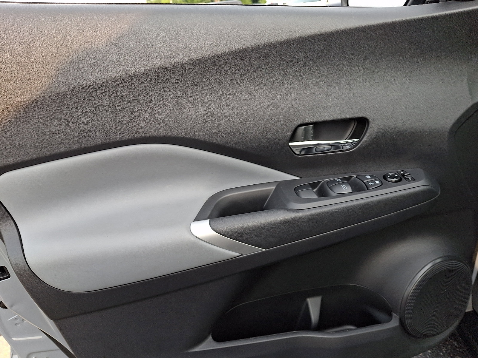 Used 2023 Nissan Kicks SR w/ SR Premium Package FWD image 13