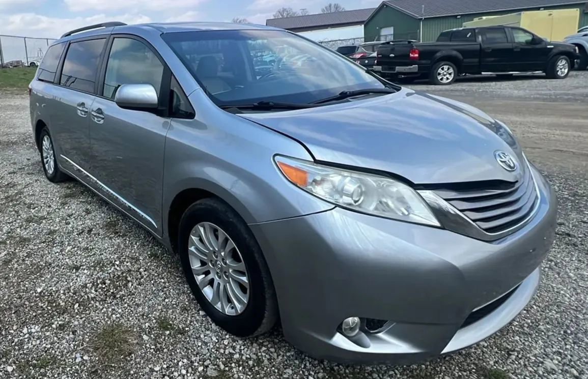 Used 2017 Toyota Sienna XLE w/ XLE Navigation Package image 4