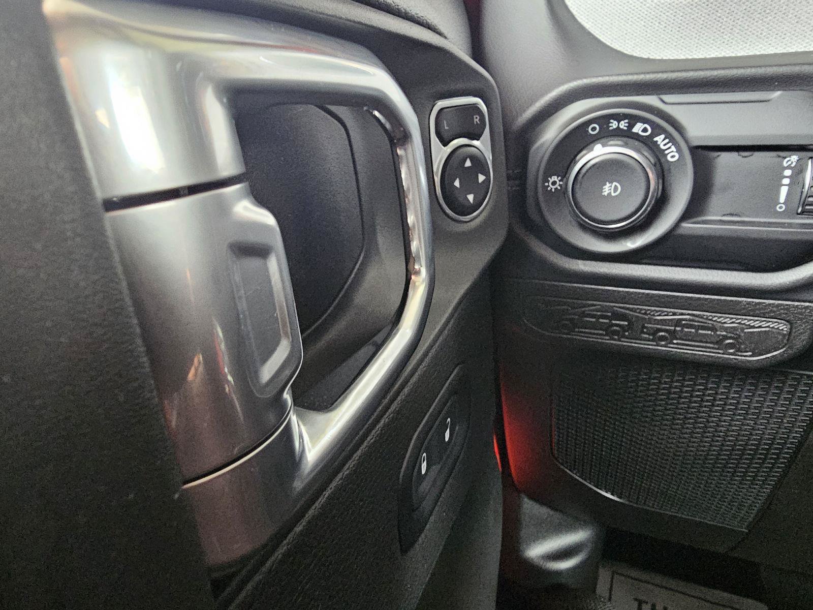 Used 2025 Jeep Wrangler Unlimited Sahara AWD/4WD image 24