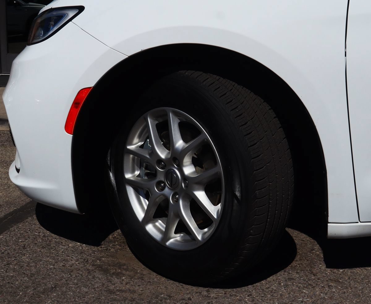 Used 2024 Chrysler Pacifica Touring-L FWD image 6