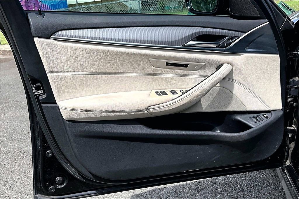 Used 2019 BMW 530e w/ M Sport Package image 18