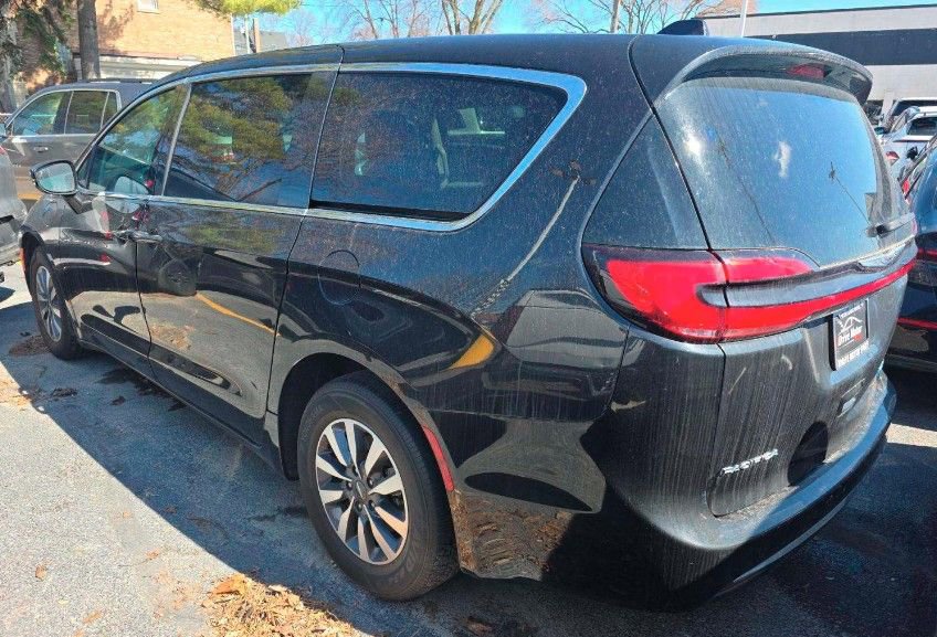 Used 2022 Chrysler Pacifica Touring-L FWD image 2