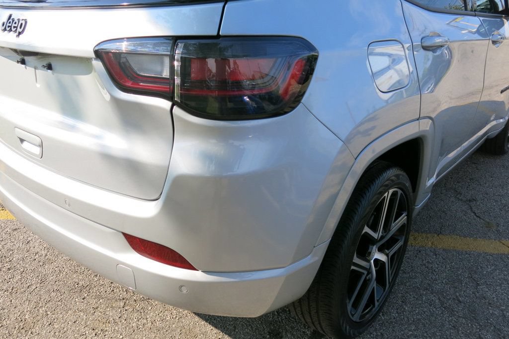 Used 2025 Jeep Compass Limited w/ High Altitude Package AWD/4WD image 39