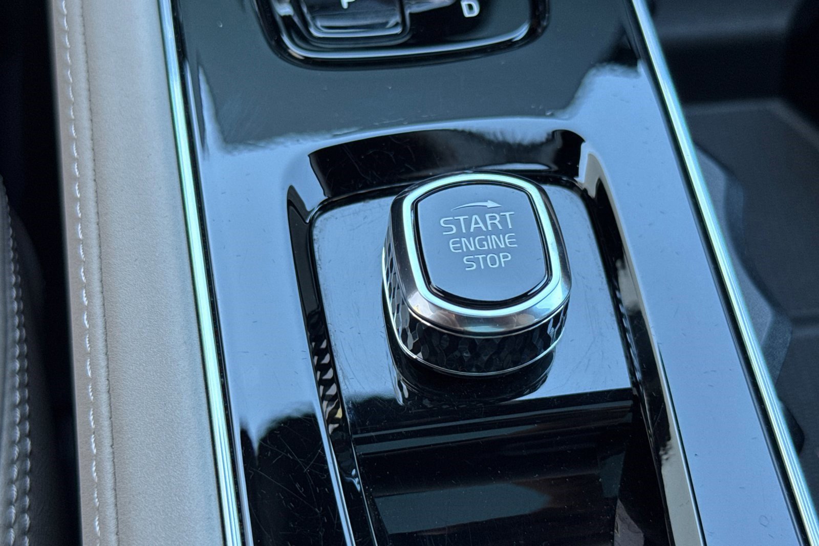 Used 2025 Volvo XC90 B6 Ultra w/ Protection Package Premier image 18