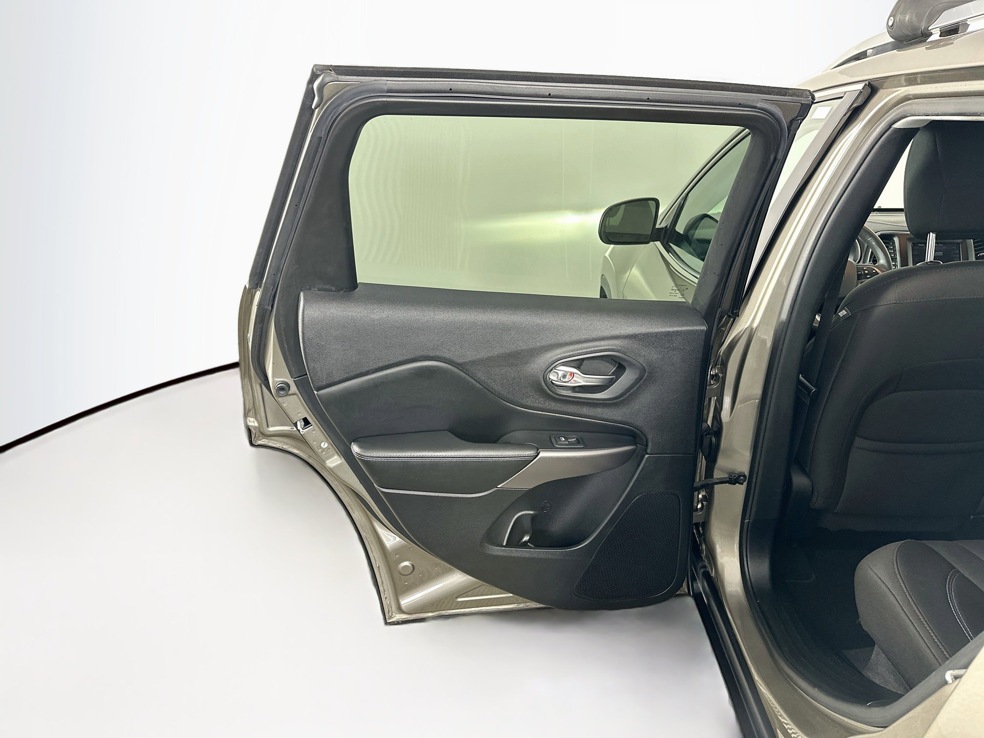 Used 2019 Jeep Cherokee Latitude w/ Popular Appearance Group FWD image 26