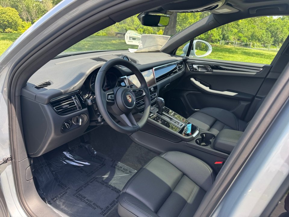 New 2025 Porsche Macan image 4
