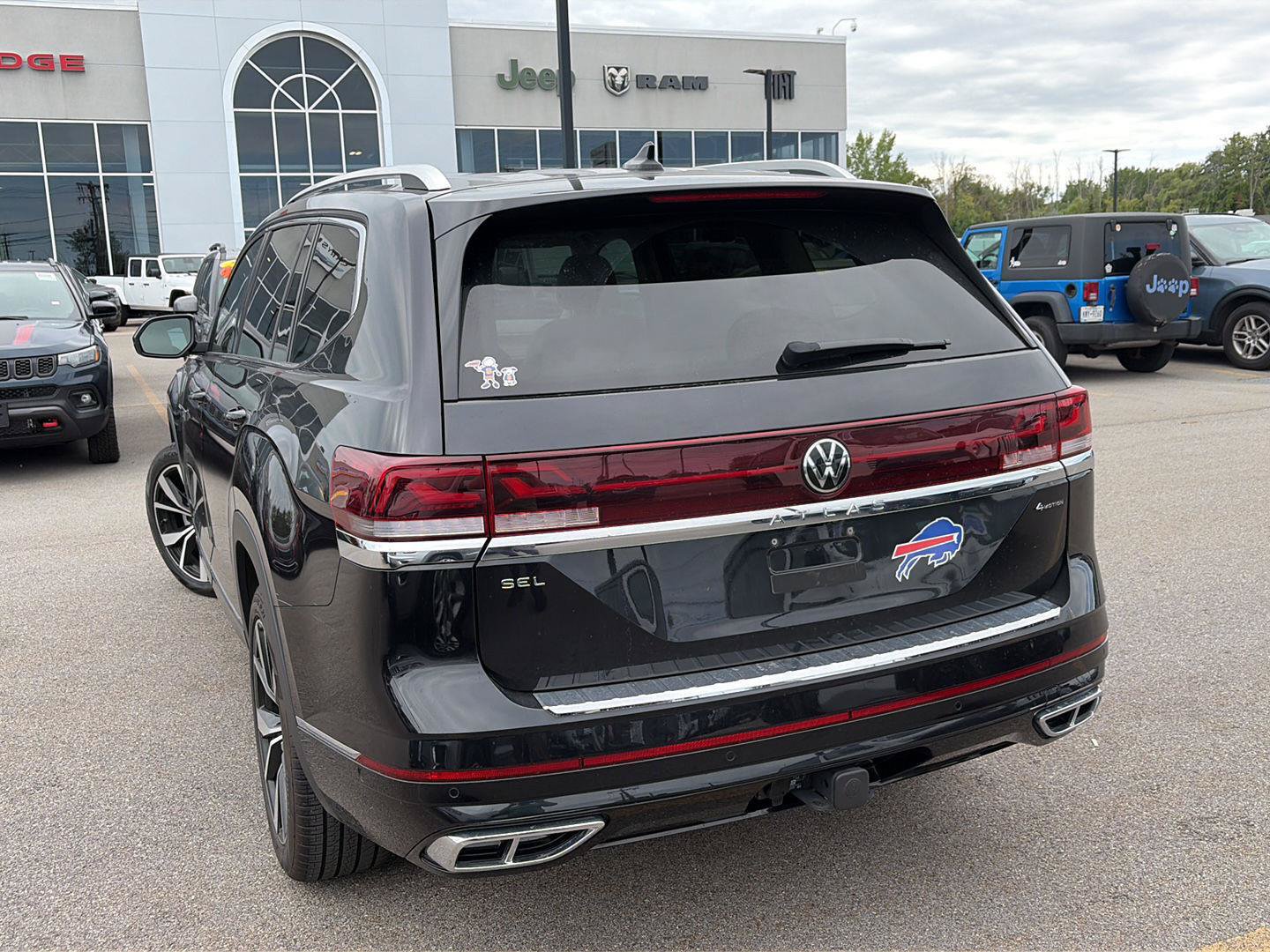 Used 2024 Volkswagen Atlas SEL Premium R-Line AWD/4WD image 3