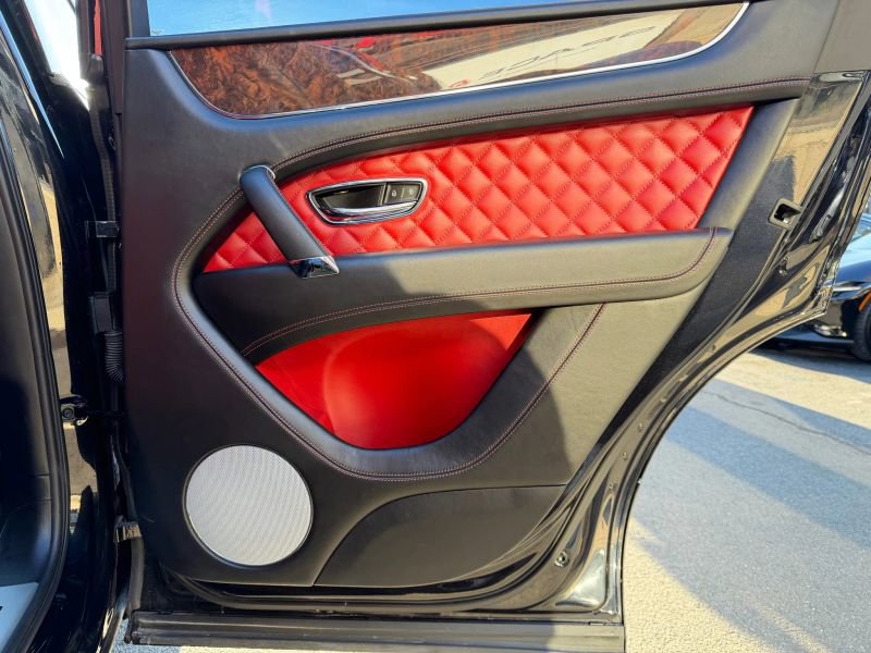 Used 2019 Bentley Bentayga AWD/4WD image 25