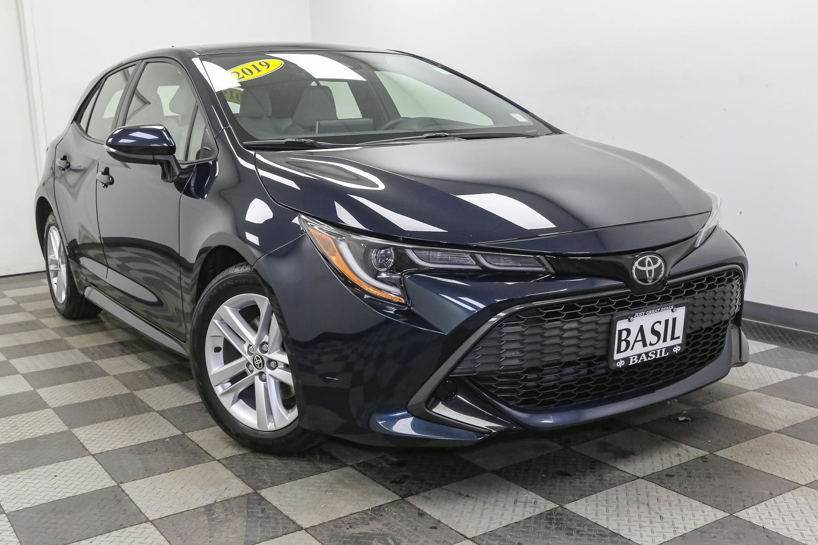 Used 2019 Toyota Corolla SE FWD image 2