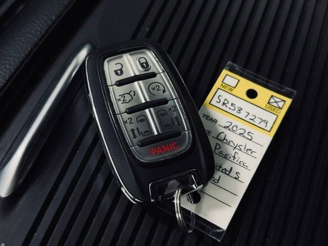 Used 2025 Chrysler Pacifica Limited FWD image 48