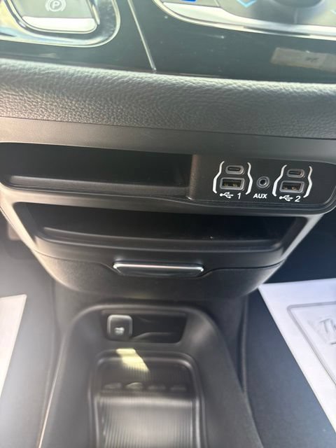 Used 2025 Chrysler Pacifica Select AWD/4WD image 4