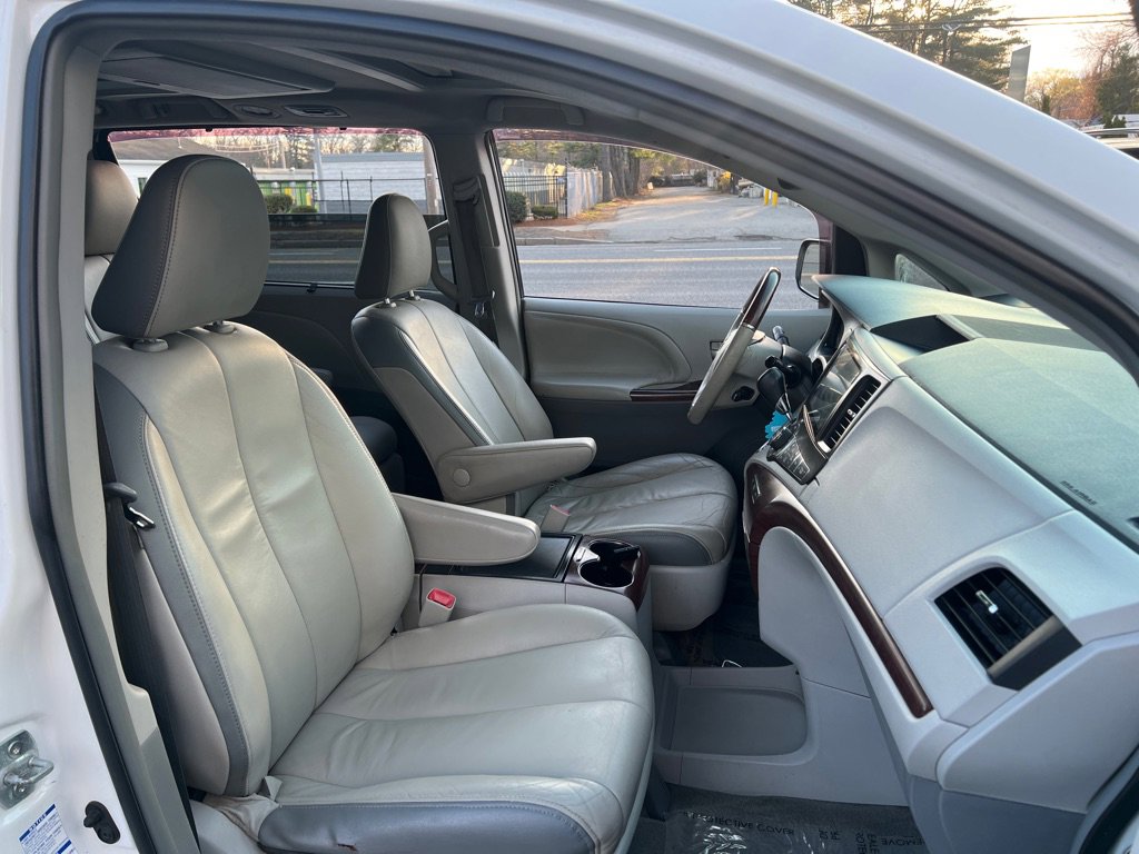 Used 2014 Toyota Sienna Limited w/ Limited Premium Package image 16