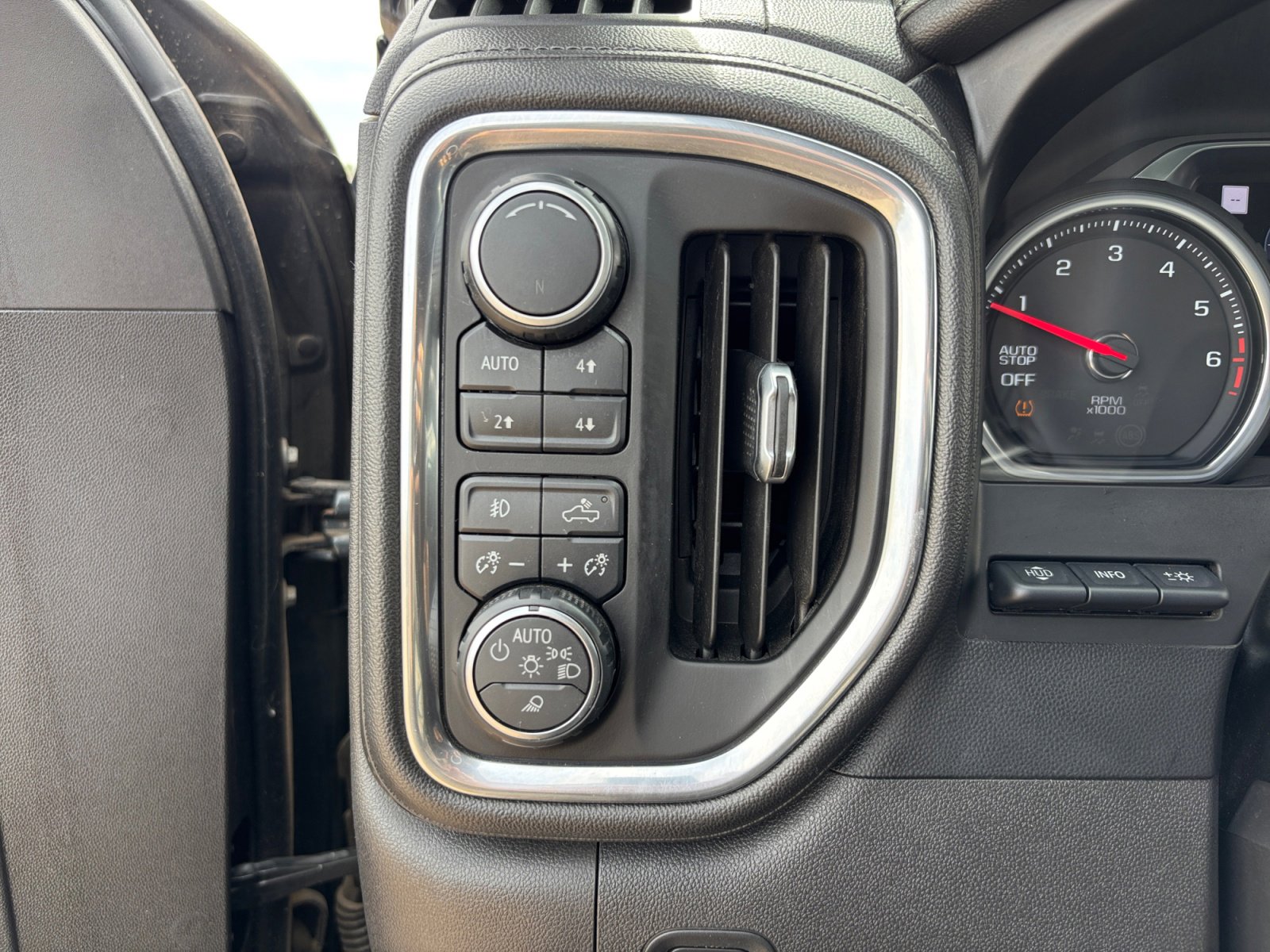 Used 2019 Chevrolet Silverado 1500 LTZ w/ LTZ Texas Edition AWD/4WD image 14