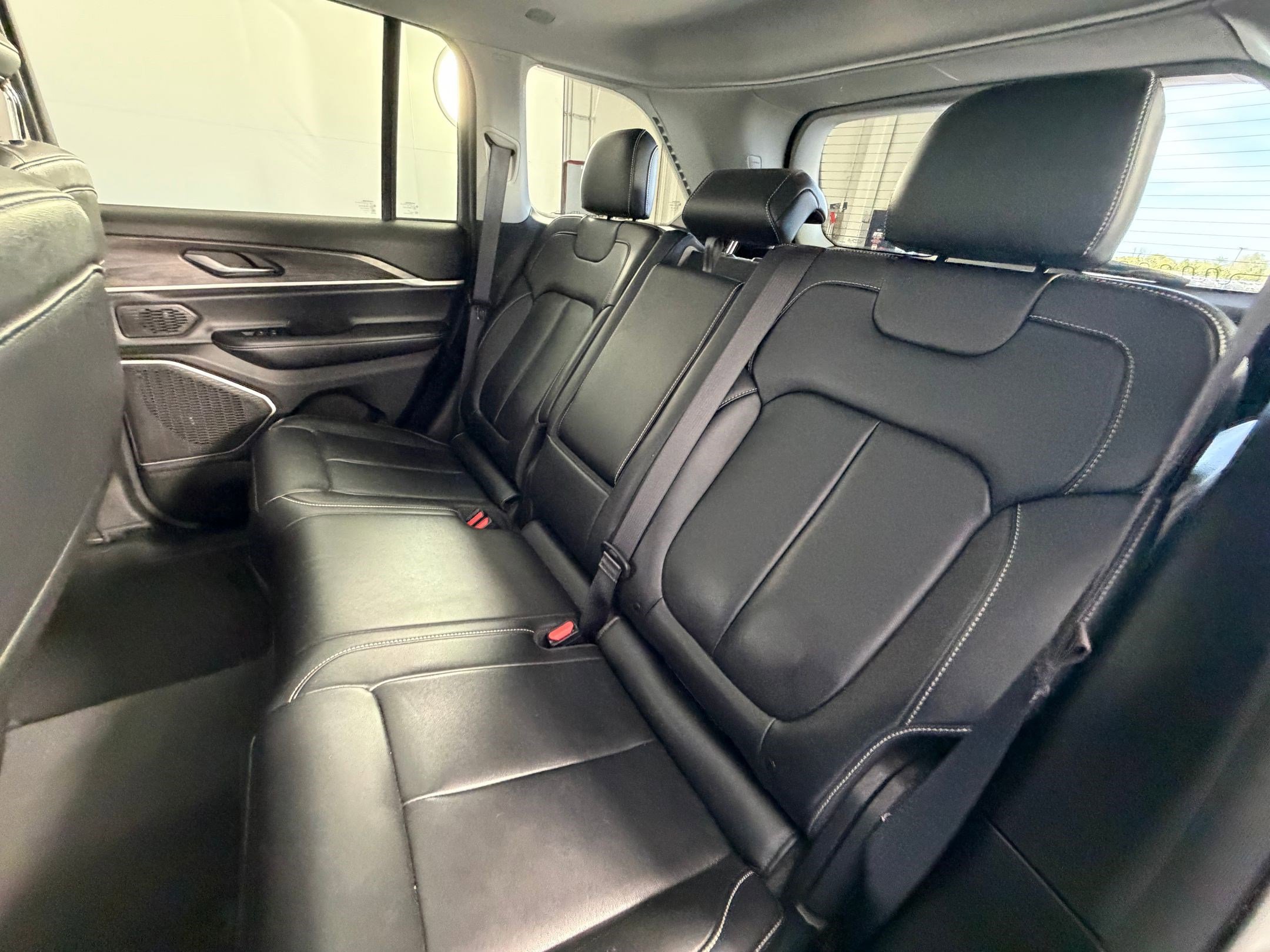 Used 2022 Jeep Grand Cherokee Limited image 29