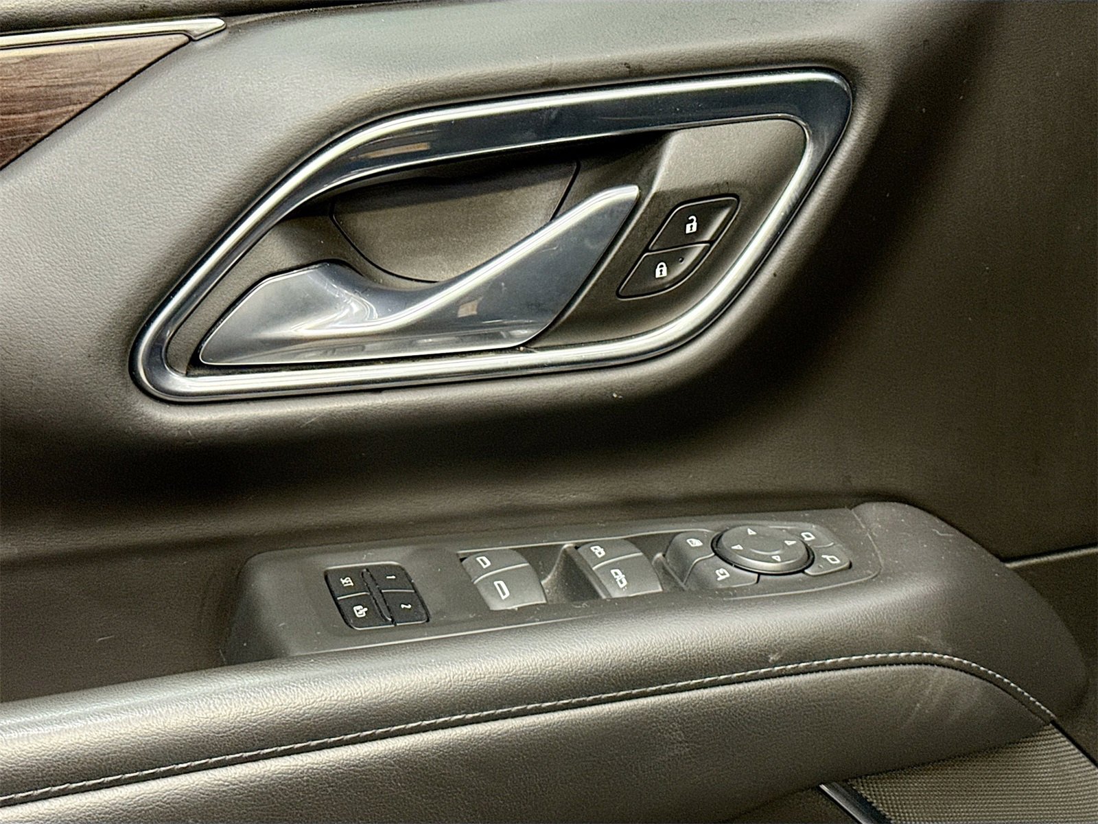 Used 2023 Chevrolet Suburban Z71 w/ Luxury Package image 18