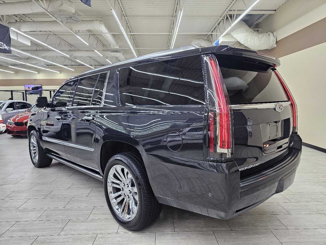 Used 2019 Cadillac Escalade ESV Premium Luxury w/ LPO, Radiant Package image 8