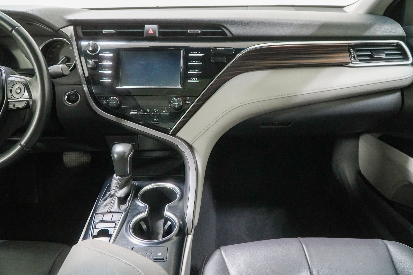 Used 2018 Toyota Camry XLE image 35
