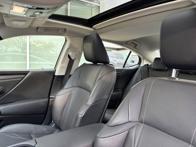 Used 2024 Lexus ES 300h w/ Accessory Package (Z2) FWD image 24