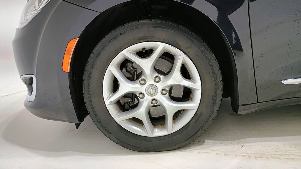 Used 2020 Chrysler Pacifica Limited image 8