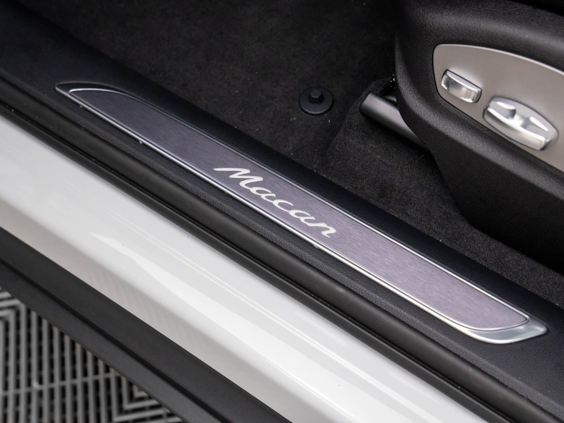 Certified 2026 Porsche Macan image 16