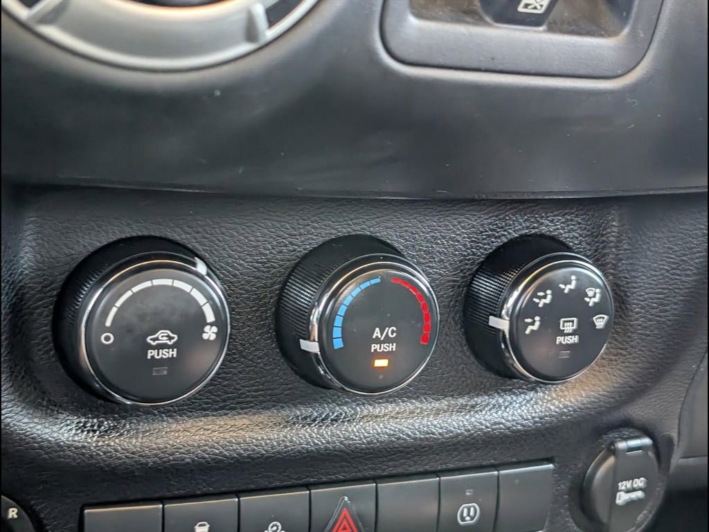 Used 2016 Jeep Wrangler Unlimited Rubicon w/ Connectivity Group AWD/4WD image 16