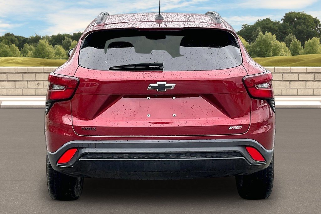 Used 2024 Chevrolet Trax RS w/ Sunroof Package FWD image 4