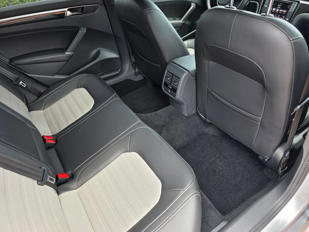 Used 2018 Volkswagen Passat 3.6 FWD image 26