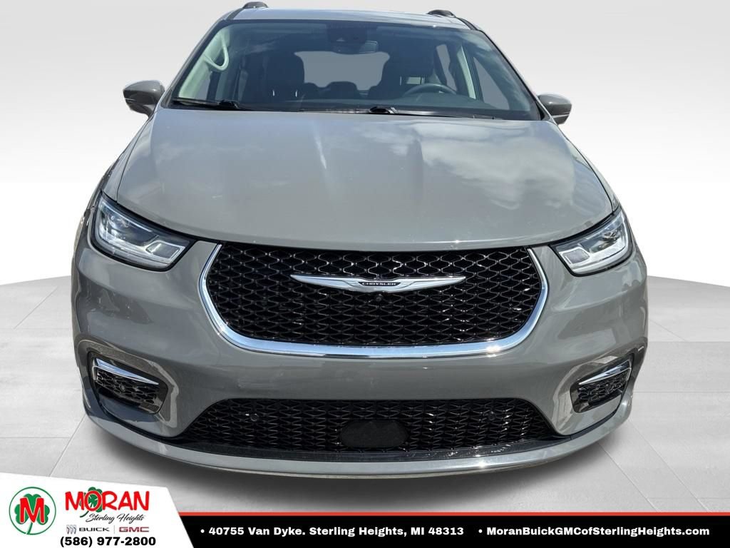 Used 2022 Chrysler Pacifica Touring-L w/ Uconnect Theater Family Group FWD image 2