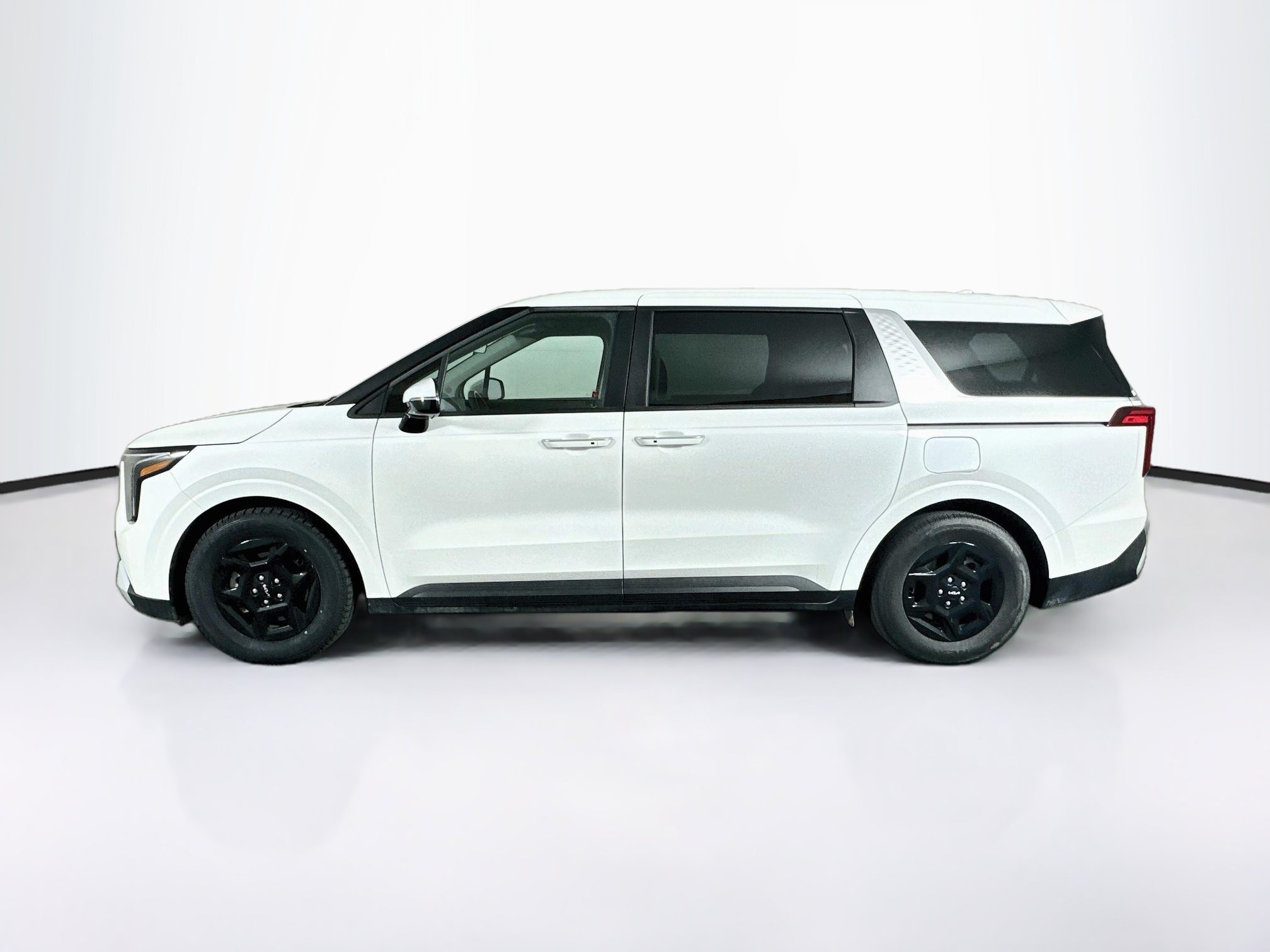 Used 2025 Kia Carnival FWD image 4