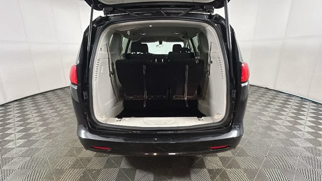 Used 2022 Chrysler Voyager LX FWD image 27