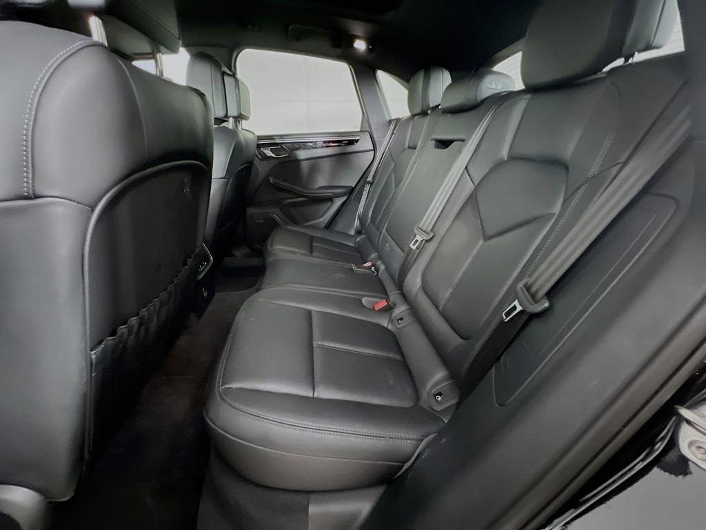 Certified 2025 Porsche Macan AWD/4WD image 24