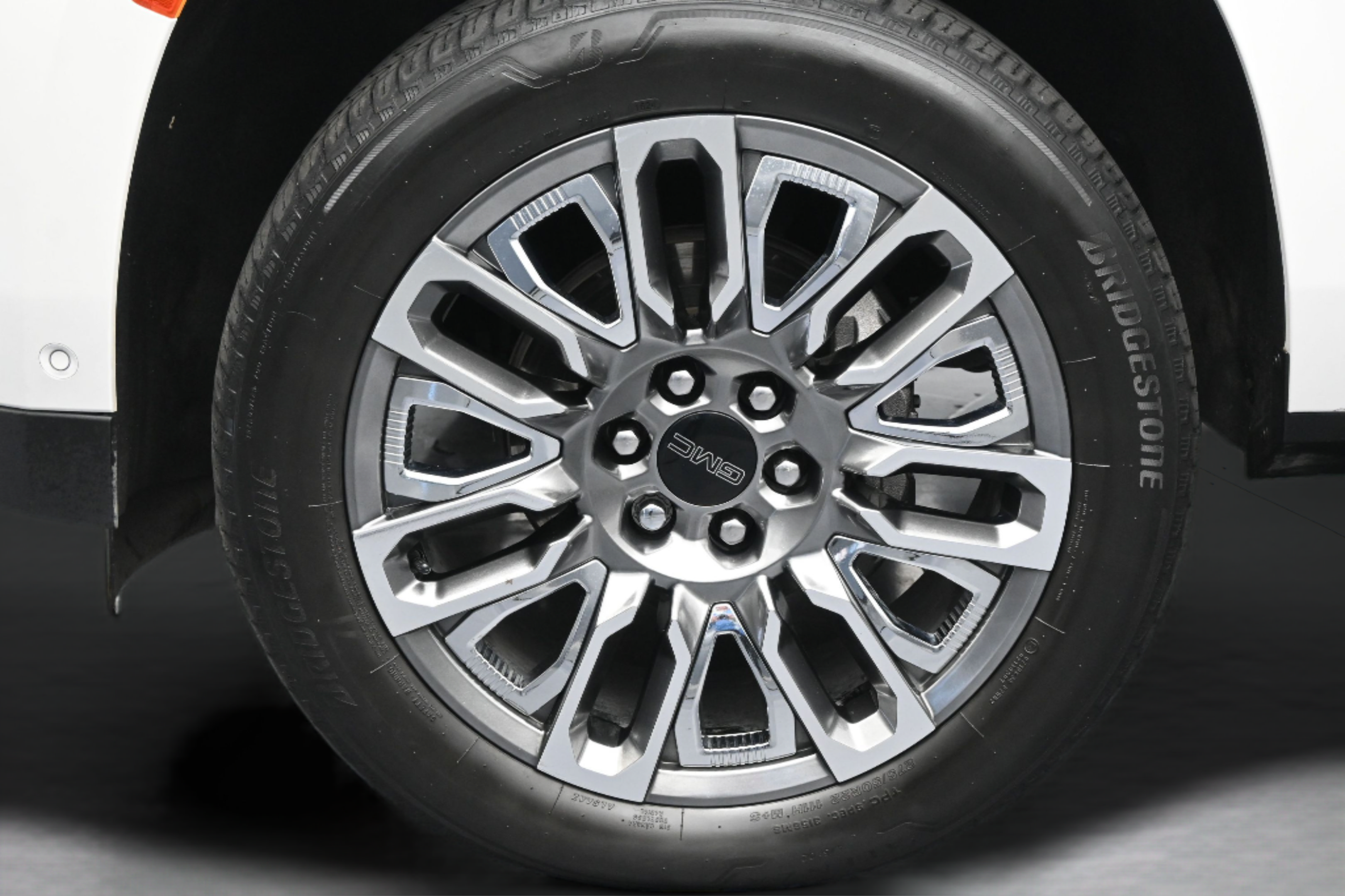 Used 2024 GMC Yukon Denali Ultimate AWD/4WD image 10