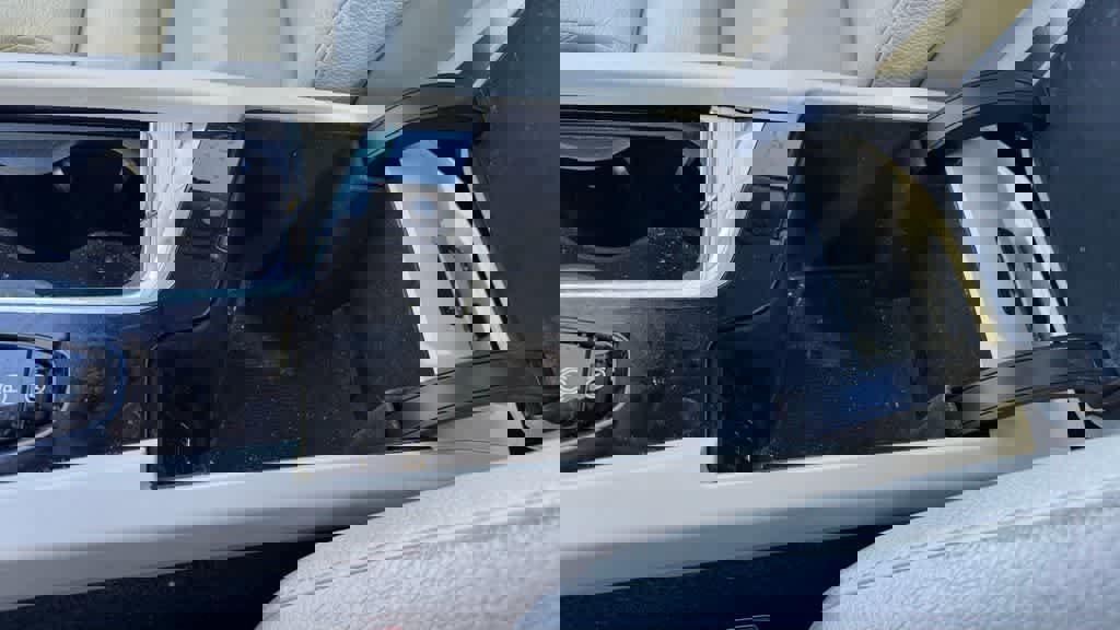 Used 2019 Volvo XC60 T6 Momentum w/ Multimedia Package image 24