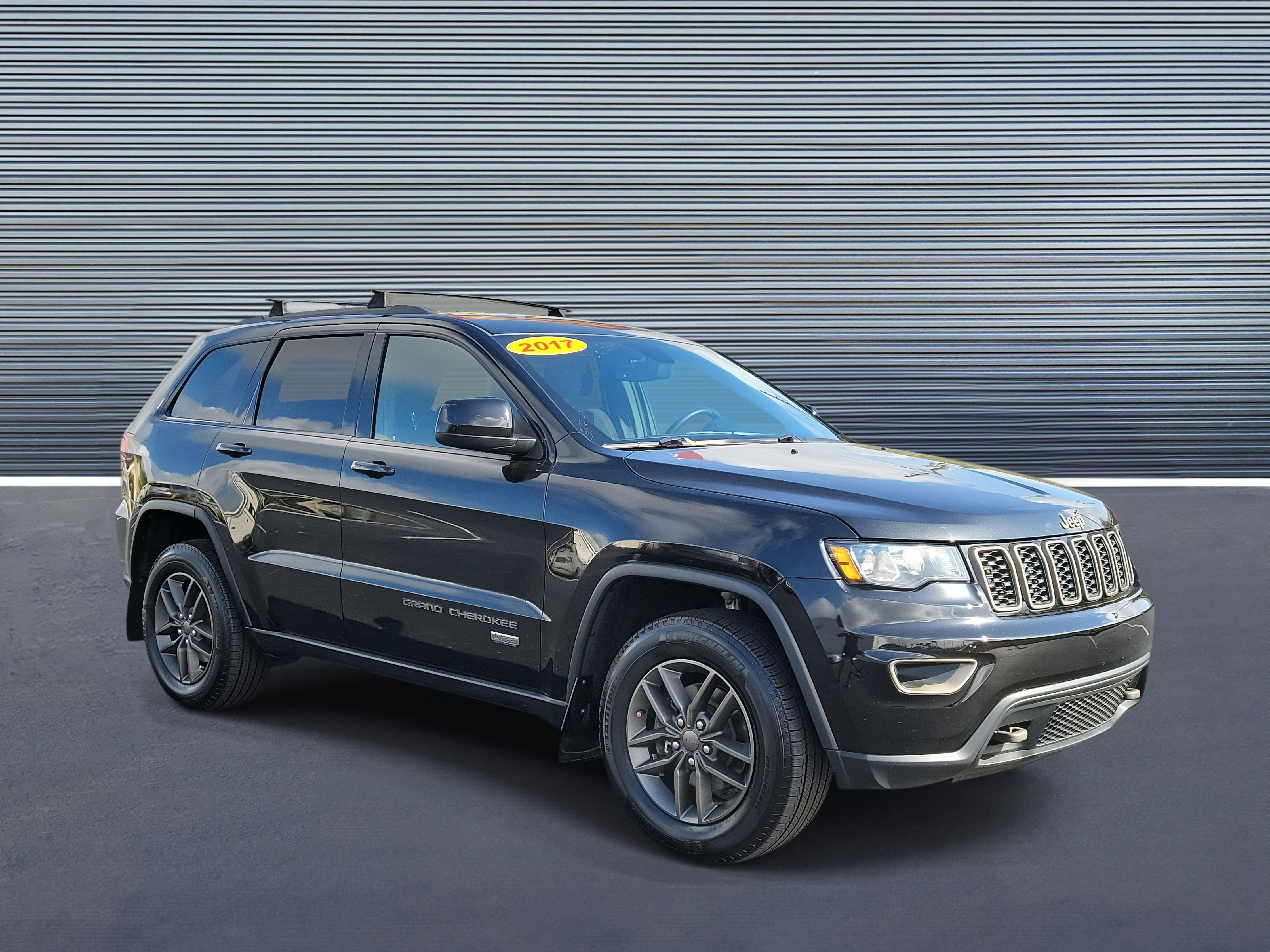 Used 2017 Jeep Grand Cherokee Laredo image 2