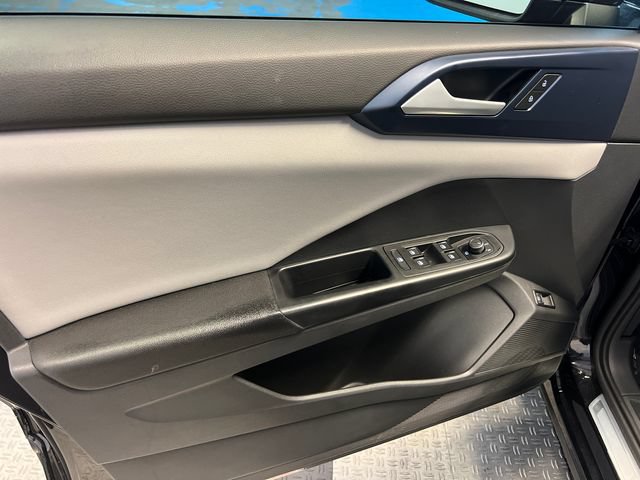 Certified 2023 Volkswagen Taos SE FWD image 7