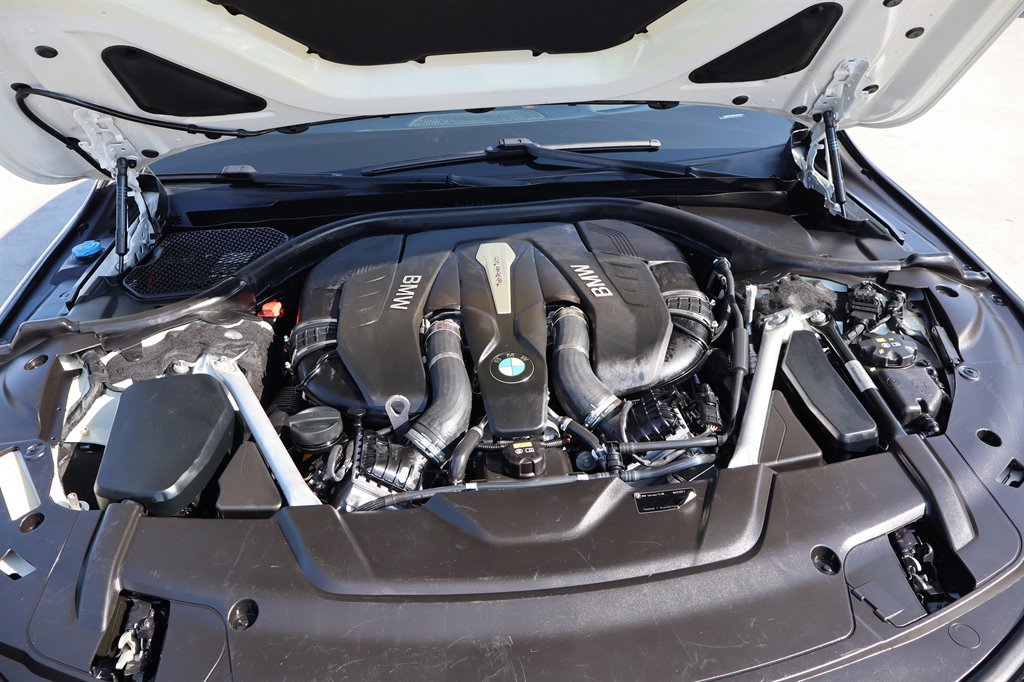 Used 2018 BMW 750i RWD image 46