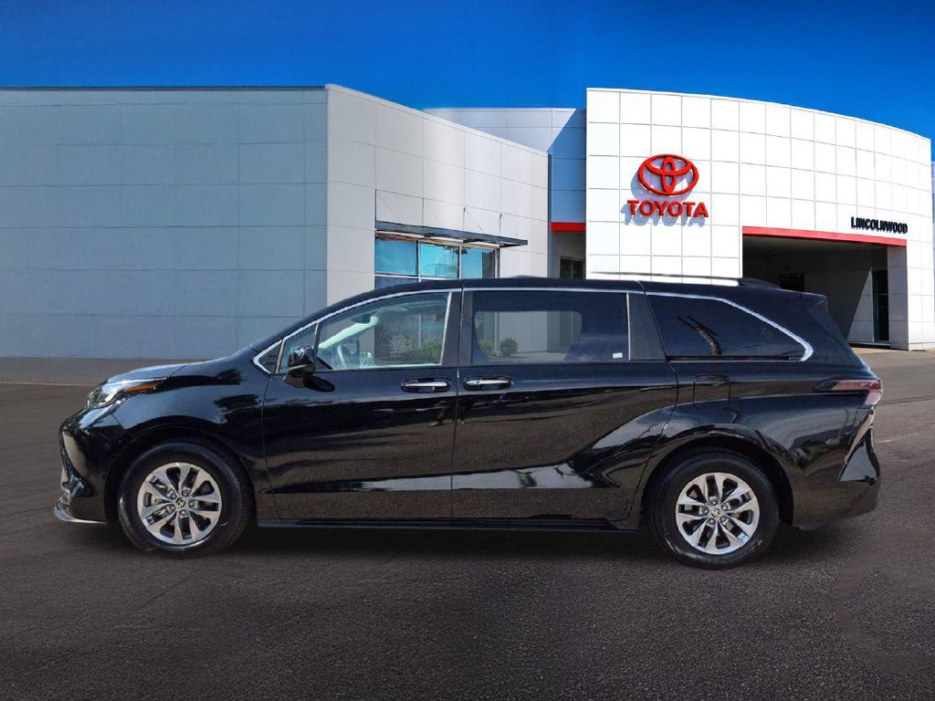 Used 2026 Toyota Sienna XLE FWD image 11