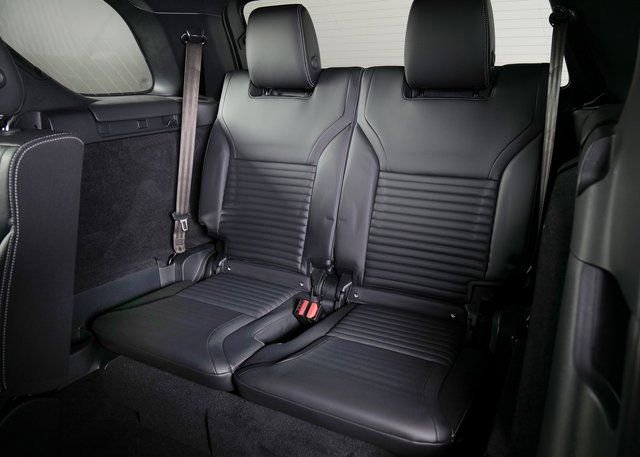 Used 2025 Land Rover Discovery S image 21