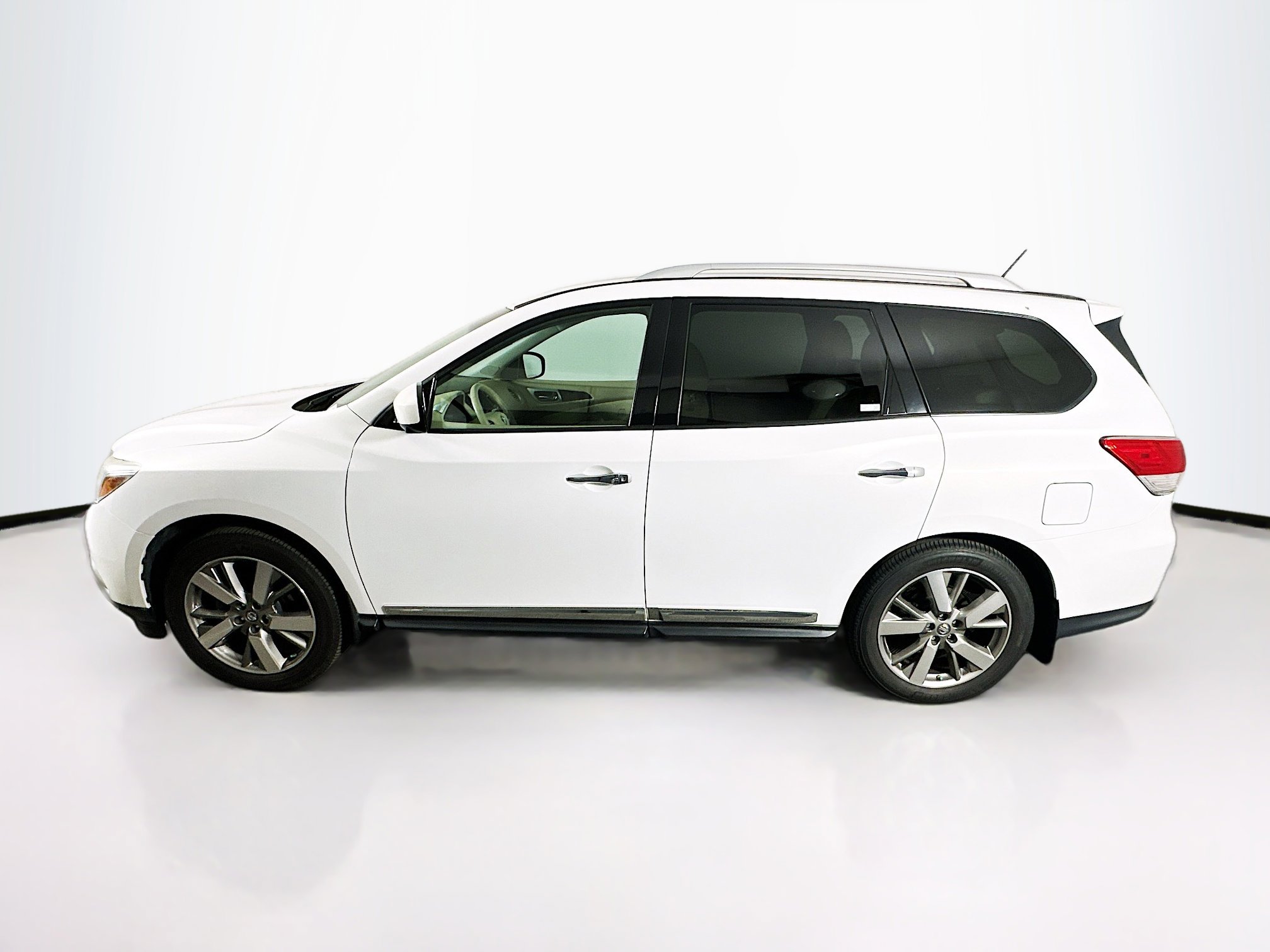 Used 2014 Nissan Pathfinder Platinum image 4