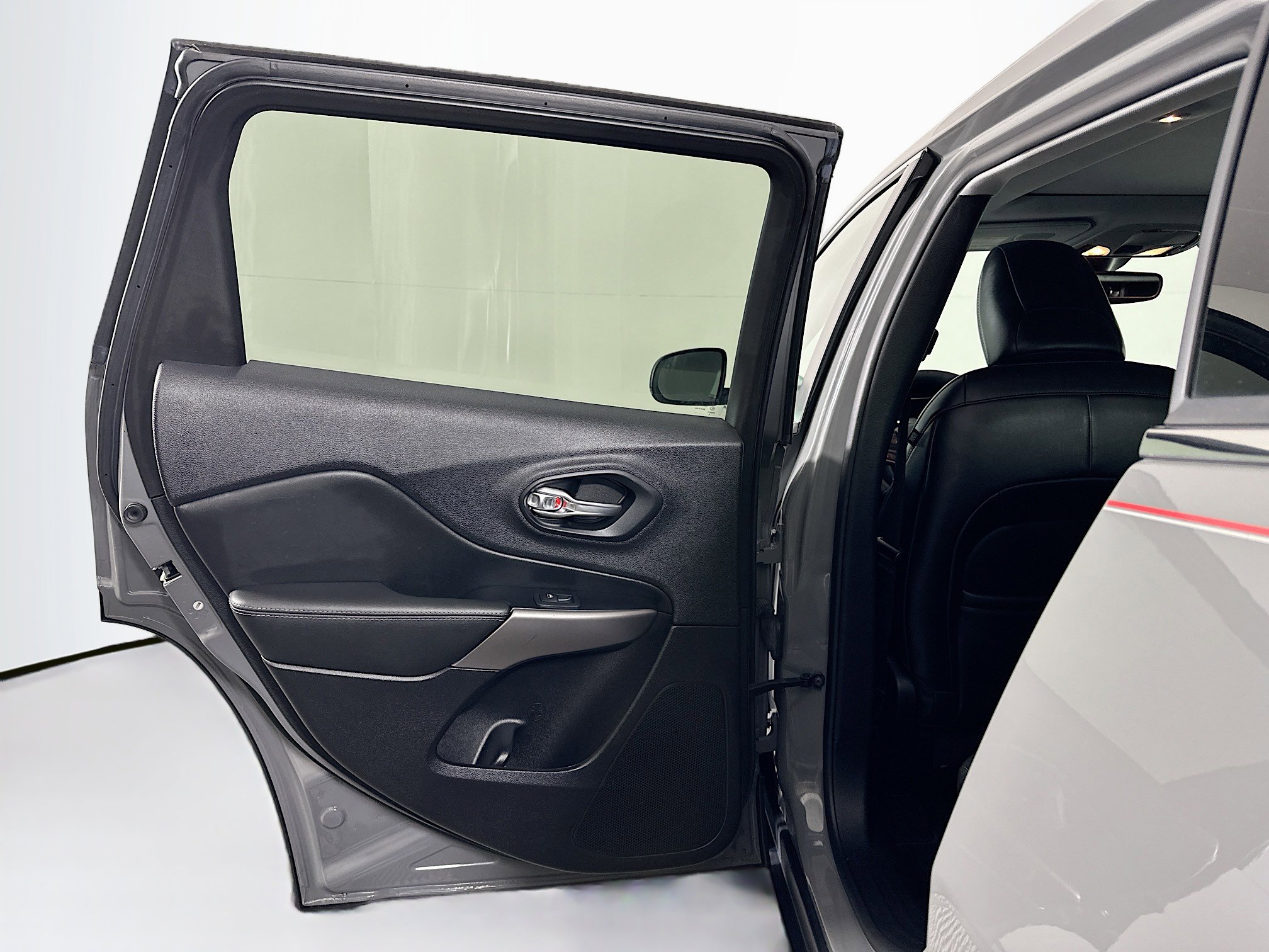 Used 2021 Jeep Cherokee Limited image 26