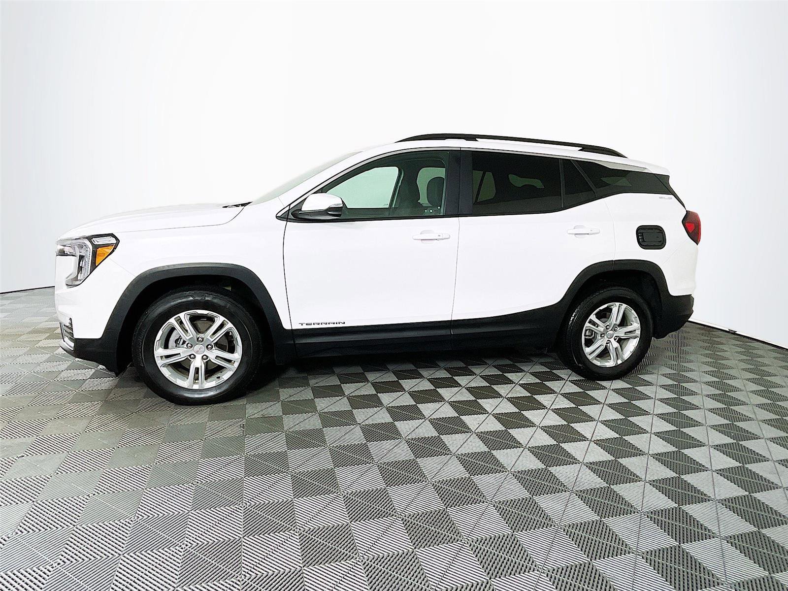 Used 2023 GMC Terrain SLE w/ Driver Convenience Package image 4