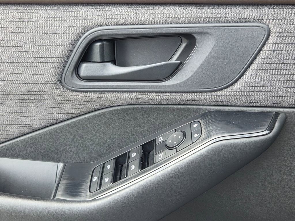 Used 2023 Nissan Rogue S image 26