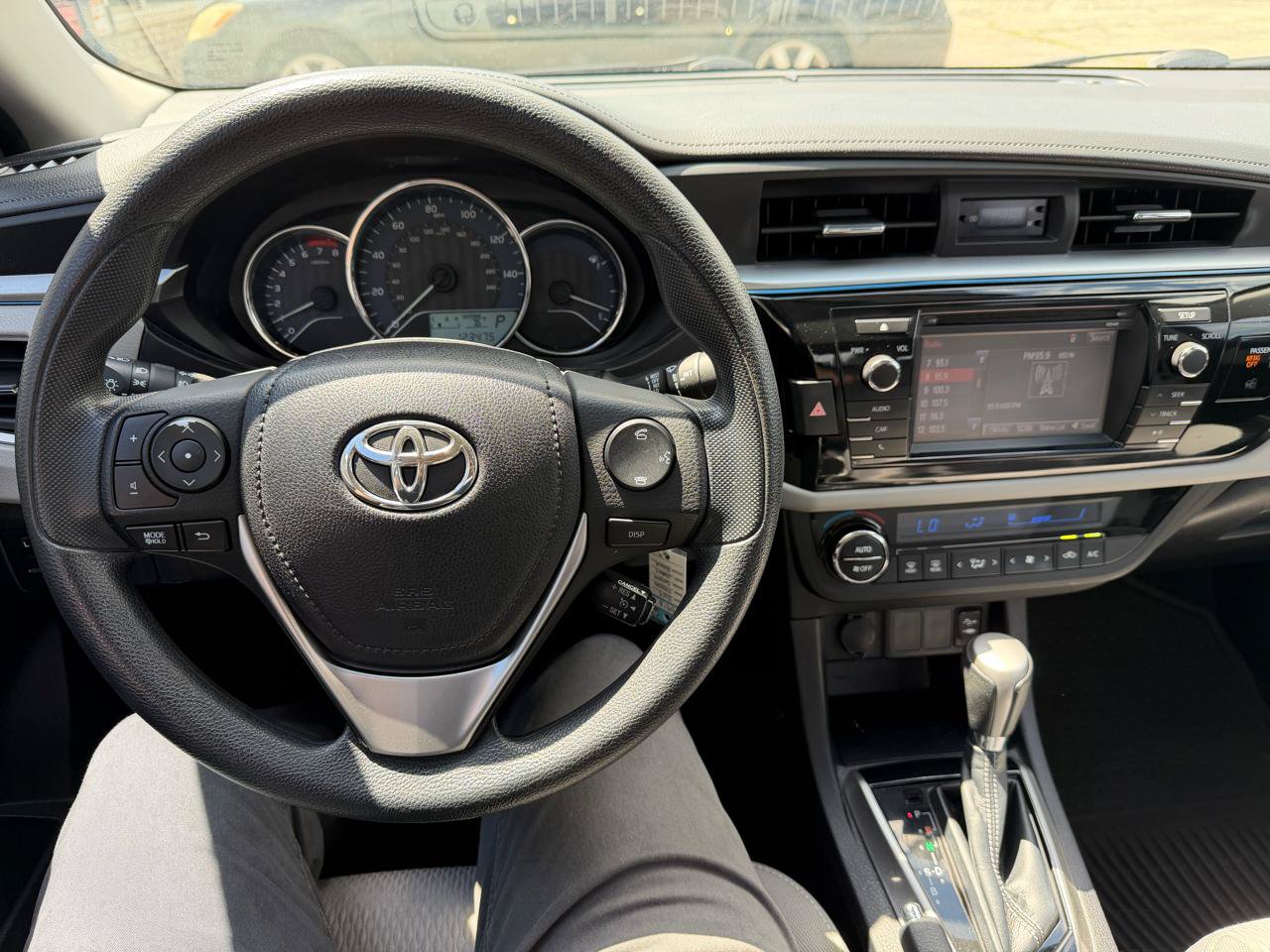 Used 2015 Toyota Corolla LE FWD image 21