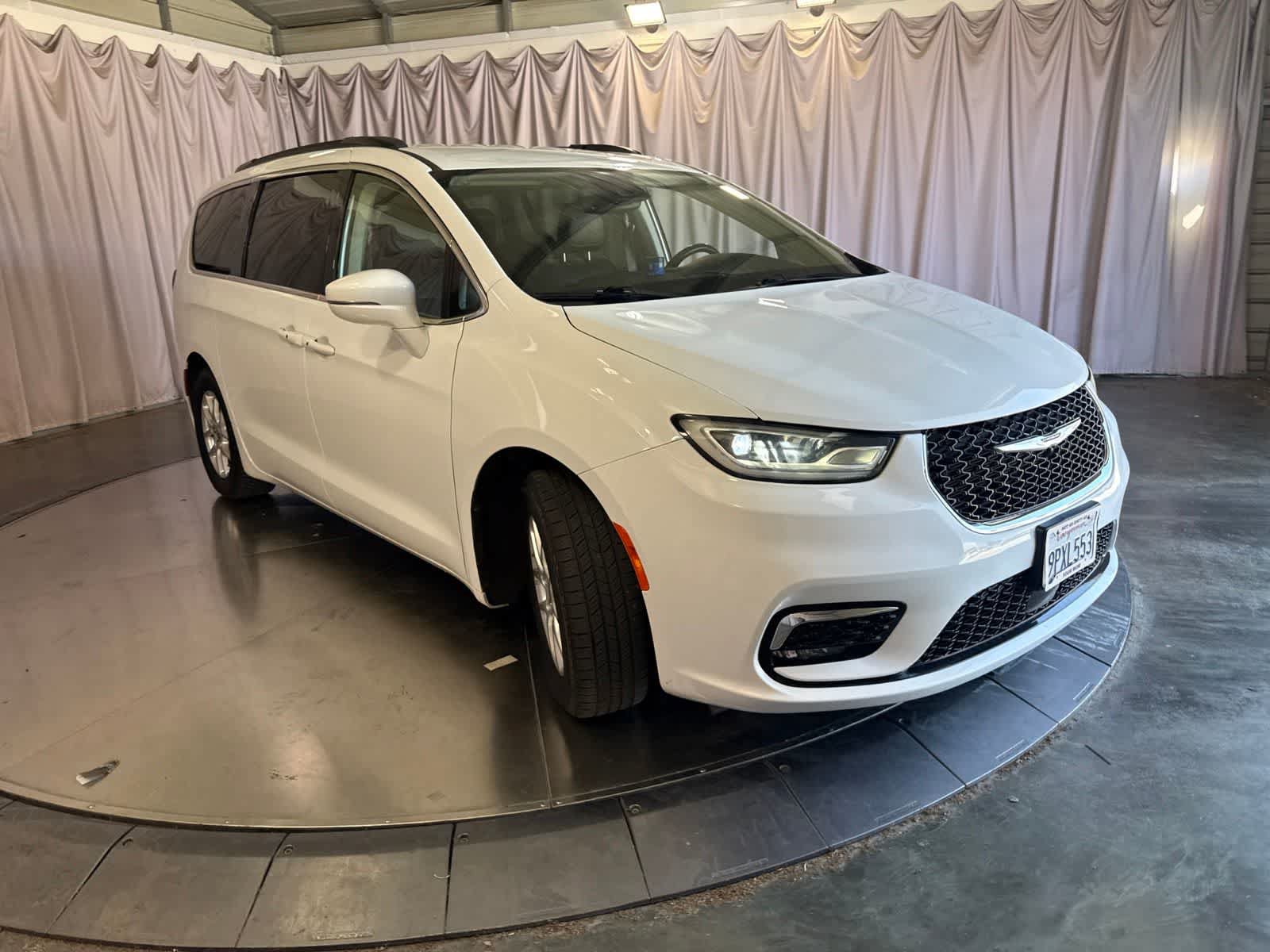 Used 2022 Chrysler Pacifica Touring-L FWD image 3